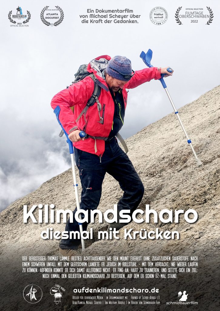 Filmplakat Kilimandscharo - diesmal mit Krücken: Thomas Lämmle an einem Hang mit Krücken